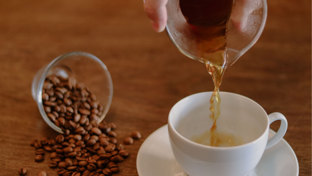 café especial de torra própria sendo servido na xícara