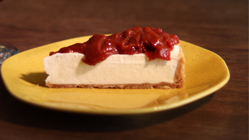Cheesecake com calda de goiabada