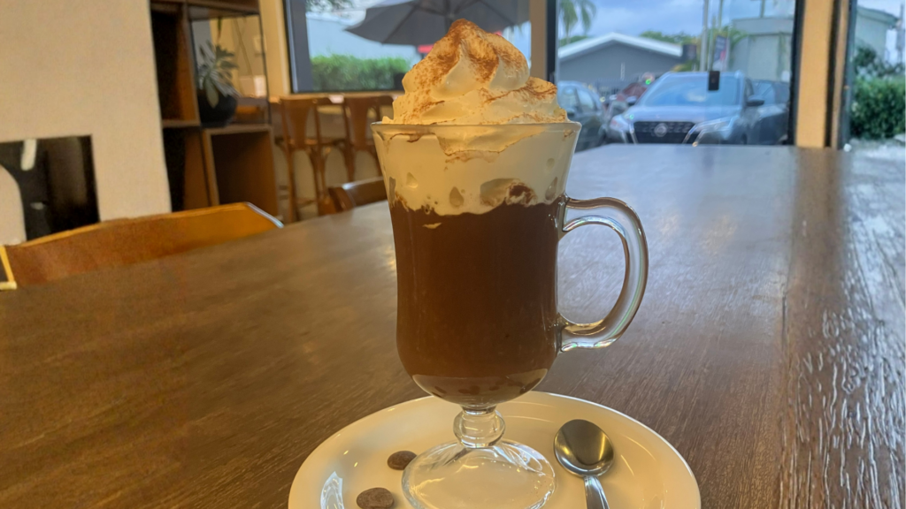 chocolate quente com chantilly