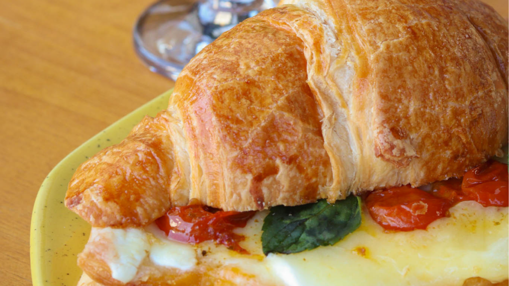 croissant recheado tomate queijo e manjericão
