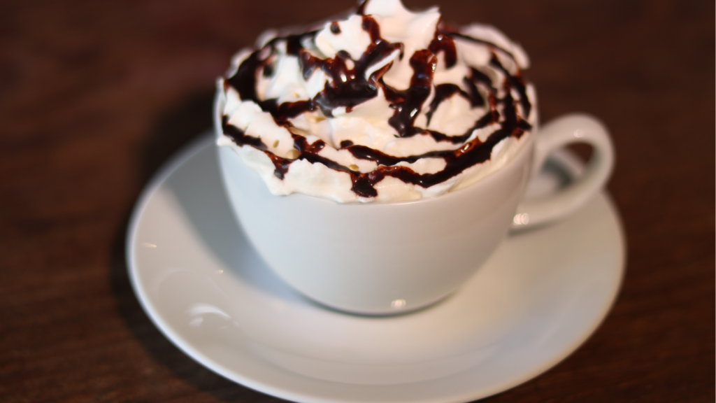 cappuccino com chantilly e calda