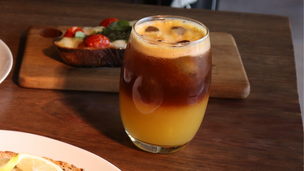 café gelado e lanche de tomates