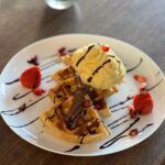 waffle com sorvete, morangos e nutella