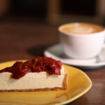 cheesecake com calda de goiabada e café latte