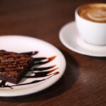brownie com café ao fundo