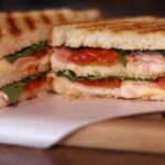 sanduíche com presunto queijo tomate rúcula