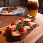 lanche com tomate queijo e pesto, café geldo