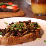 Lanches especais, cogumelos, suco, tomate