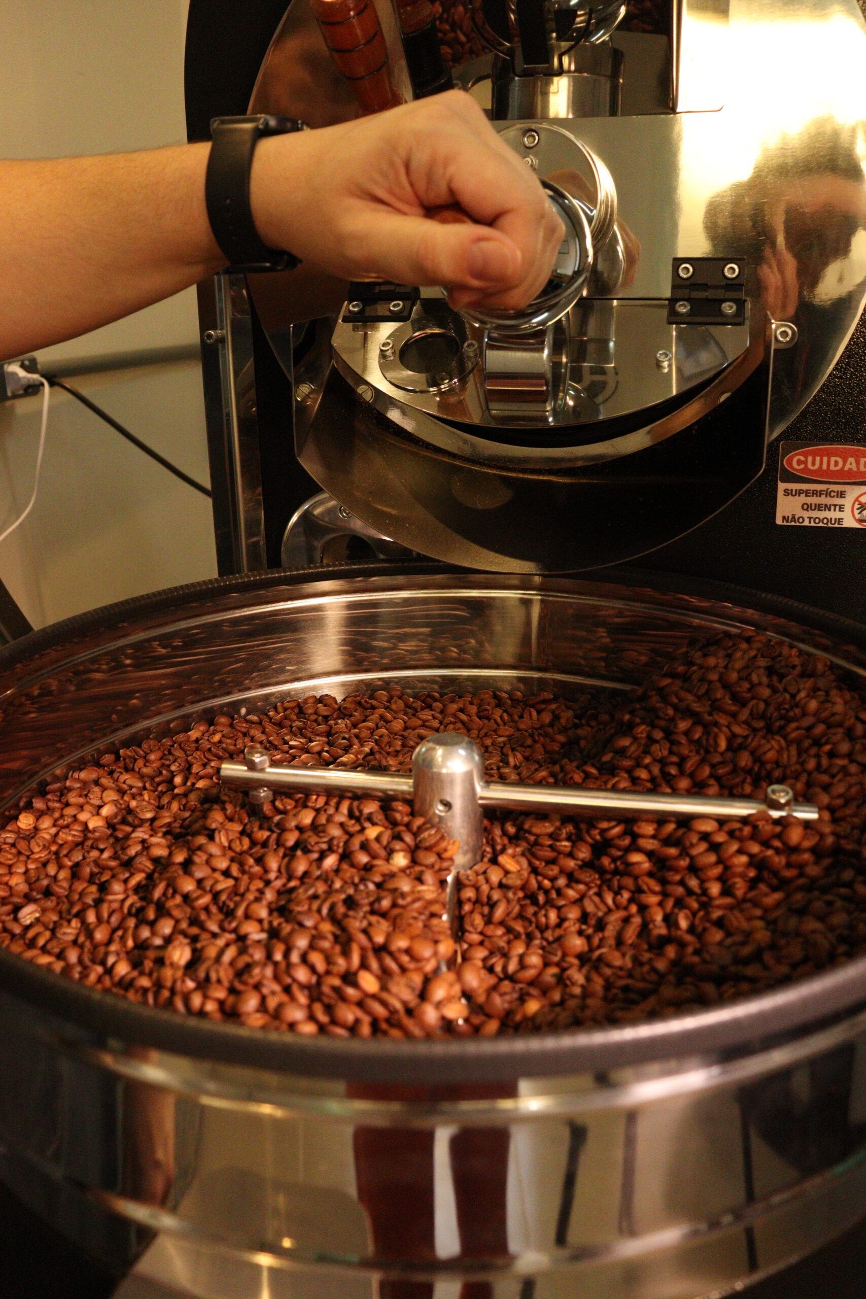 Pessoa operando máquina de torra de café