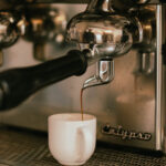 café espresso sendo feito na máquina de espresso