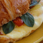 croissant com queijo manjericão e tomate