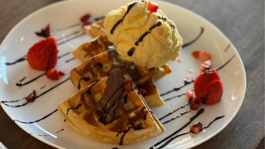 Waffle com sorvete morangos e nutella