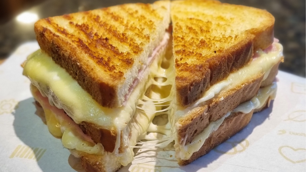 Misto quente com queijo derretido